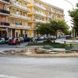 Il cavalcavia ci conduce quindi nel rione vero e proprio, che si presenta da subito caratterizzato da edifici costruiti in diverse epoche, con prevalenza degli anni 70 e 80. Una rotonda ci d� la possibilit� di andare dritto per strada San Girolamo o proseguire a destra per via Van Westerhouth...